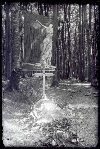 Bannière peinte représentant Notre-Dame-de-la-Paix au dessus d'une tombe de soldat inconnu de la première guerre mondiale dans la forêt de Rosay-sur-Lieure (Eure).
