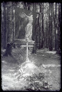 Bannière peinte représentant Notre-Dame-de-la-Paix au dessus d'une tombe de soldat inconnu de la première guerre mondiale dans la forêt de Rosay-sur-Lieure (Eure).