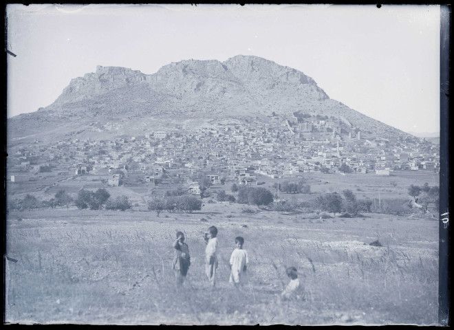 Vue générale du bourg, du catholicossat et de la citadelle de Kozan (Sis) (Turquie) (notice PA).