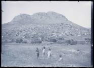Vue générale du bourg, du catholicossat et de la citadelle de Kozan (Sis) (Turquie) (notice PA).