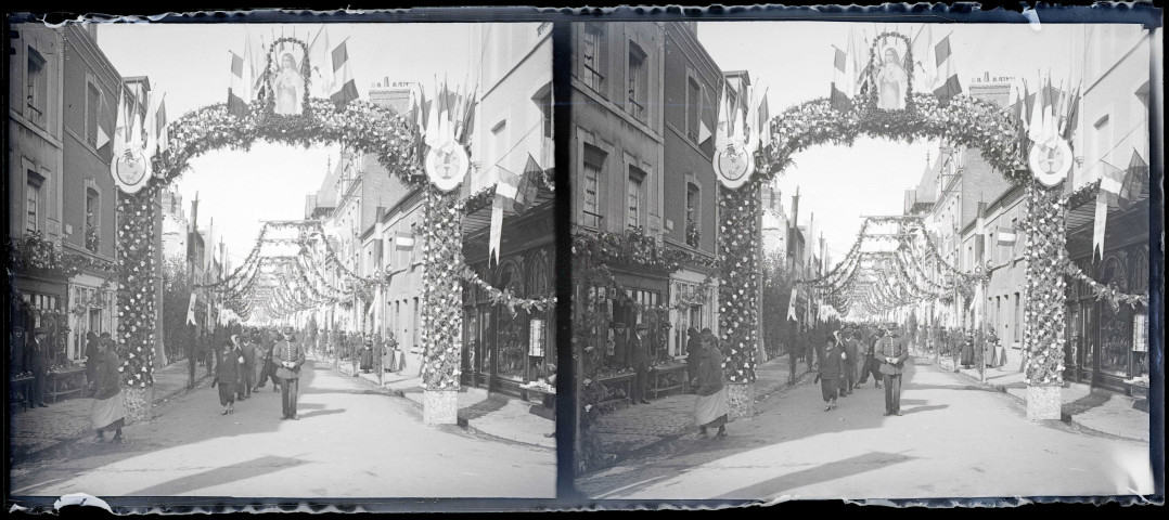 Rue animée et décorée pour la procession en l'honneur de la béatification de Sainte-Thérèse de Lisieux à Lisieux (Calvados).