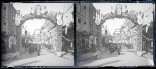 Rue animée et décorée pour la procession en l'honneur de la béatification de Sainte-Thérèse de Lisieux à Lisieux (Calvados).