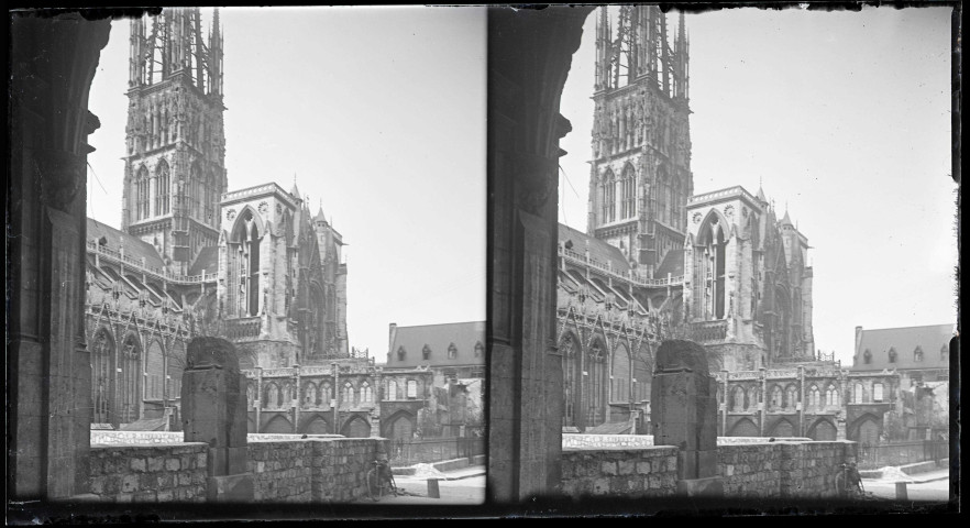 Vue sur une partie de la flèche de la cathédrale Notre-Dame de Rouen (Seine-Maritime).