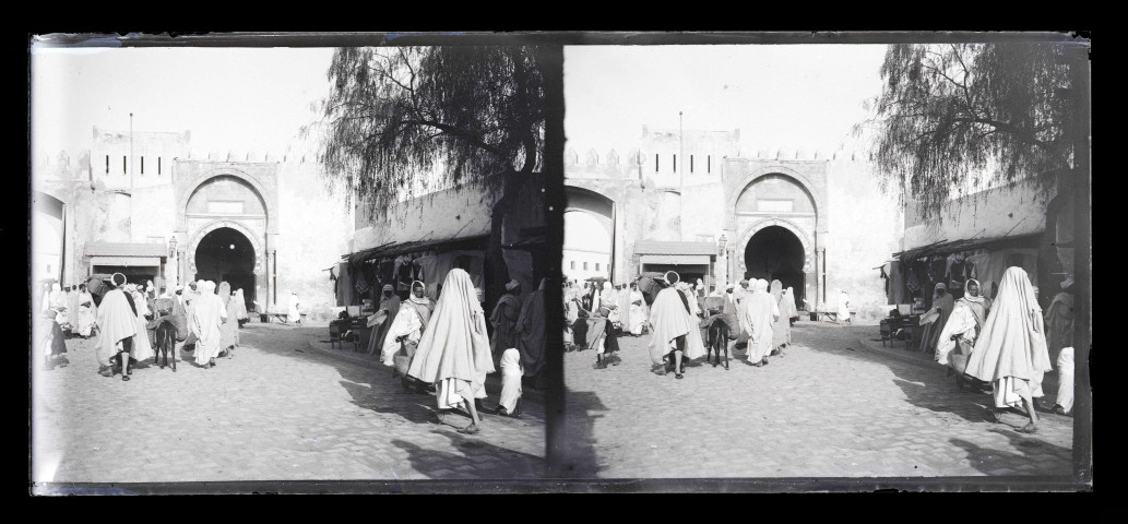 Bédouins devant la porte d'une ville d'Algérie.