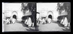 Bédouins devant la porte d'une ville d'Algérie.