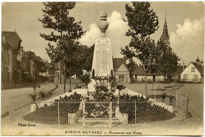 Evreux-Ville. Navarre - Monument aux Morts.