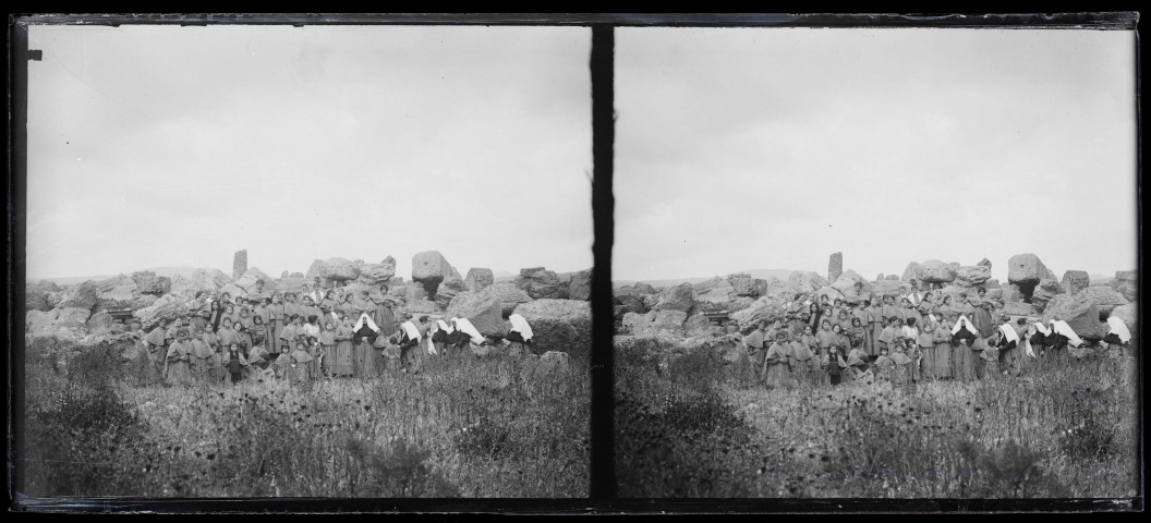 Groupe d'enfants et religieuses devant les ruines du temple d'Hercule à Girgenti en Sicile (Italie).