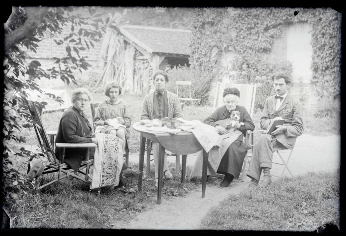 Famille Bretocq dans le jardin.