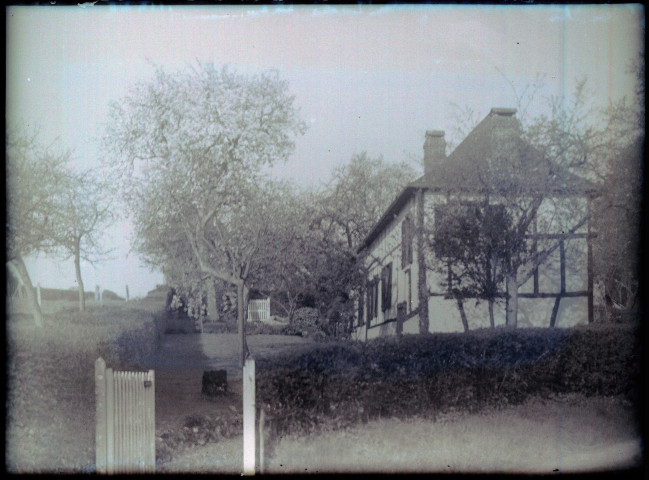 Maison à colombages de la campagne de Rosay-sur-Lieure (Eure).