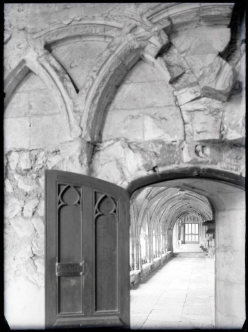 Porte donnant sur la galerie du cloître de l'abbaye Notre-Dame de Fontenelle de Saint-Wandrille-Rançon (Seine-Maritime).