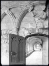 Porte donnant sur la galerie du cloître de l'abbaye Notre-Dame de Fontenelle de Saint-Wandrille-Rançon (Seine-Maritime).