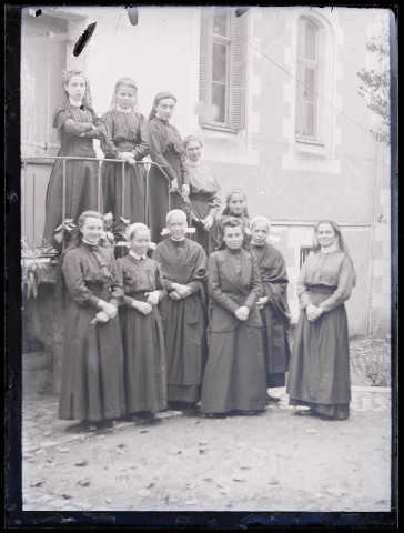 Groupe de femmes sur le perron du château d'Orgeville (Eure) côté parc.