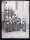 Groupe de femmes sur le perron du château d'Orgeville (Eure) côté parc.