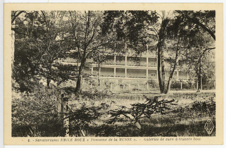 Saint-Sébastien-de-Morsent. Sanatoriums Emile Roux. - «Domaine de la Musse» Galeries de cure à travers bois.