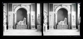 Statue grecque exposée dans un musée.