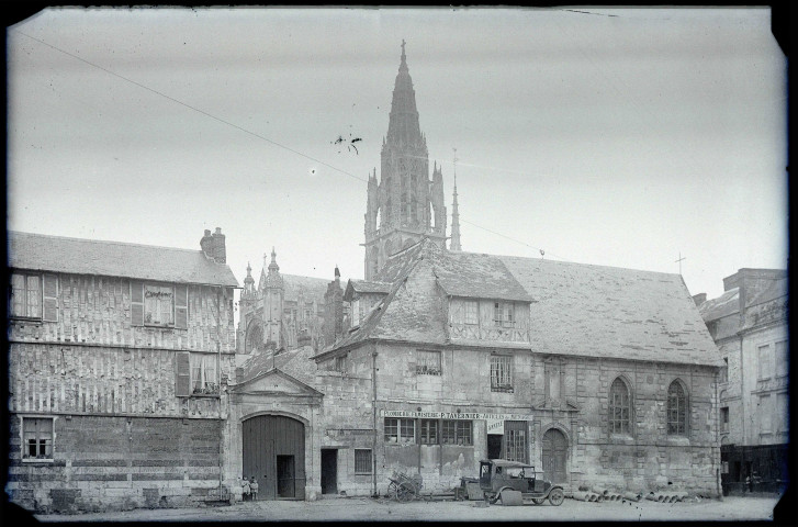 Vue sur la flèche de l'église Notre-Dame de Caudebec-en-Caux (Seine-Maritime).