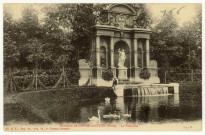 Condé-sur-Iton. Domaine de Condé-sur-Iton- La Fontaine.