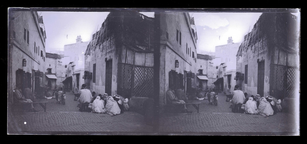 Prière dans une ruelle d'Alger (Algérie).