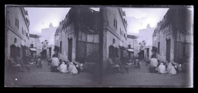 Prière dans une ruelle d'Alger (Algérie).