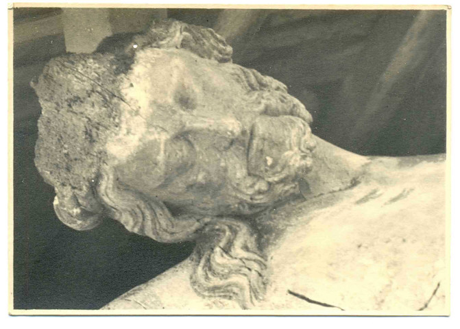 Statue du Christ en croix, provenant de la chapelle de Fresnelle à Boisemont (Eure, France)