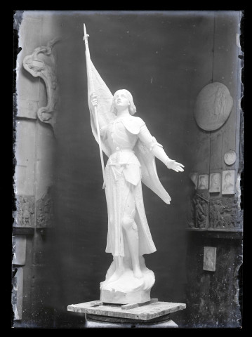 Statue de Jeanne d'Arc dans les ateliers Charles Desvergnes.