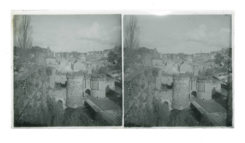 Porte Saint-Sulpice avec tours extra-muros de Fougères (Ille-et-Vilaine), vue du haut des remparts.