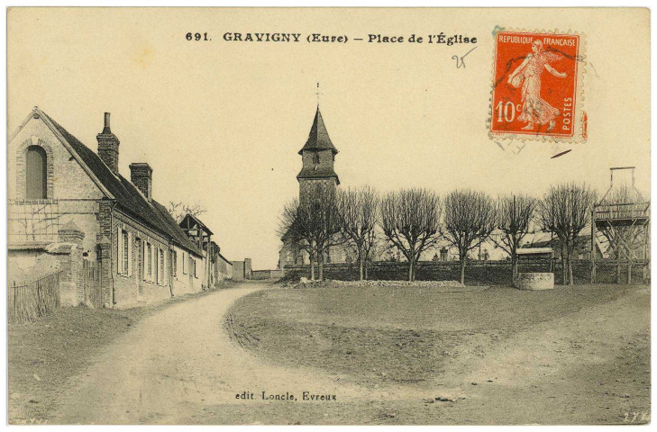 Gravigny. Place de l'Eglise.