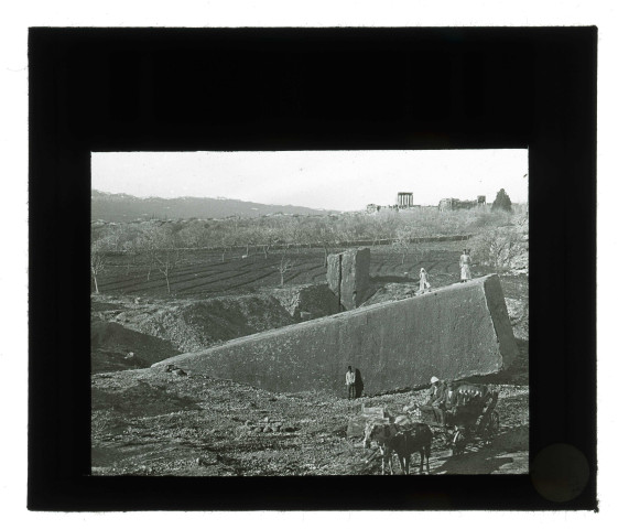 Ruines et vestiges d'un temple.