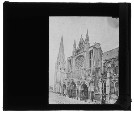 Cathédrale Notre-Dame de Chartres (Eure-et-Loir), vue d'ensemble façade nord.