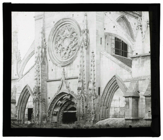 Église Sainte-Étienne-le-Vieux de Cane (Calvados), façade ouest.