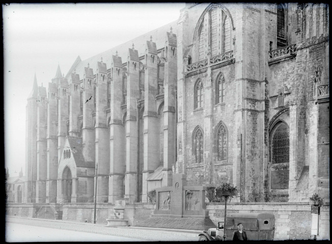 Façade sud de la collégiale Saint-Laurent de Eu (Seine-Maritime).