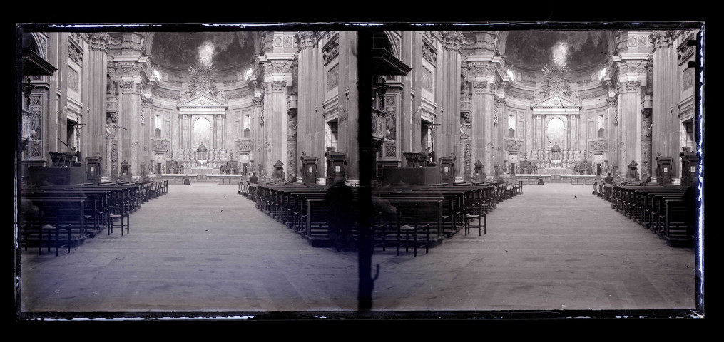 Nef et choeur d'une cathédrale italienne.