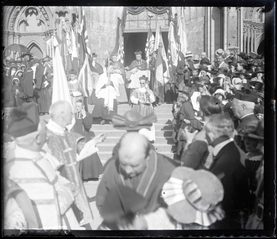 Procession en l'honneur de la béatification de Sainte-Thérèse de Lisieux à Lisieux (Calvados).