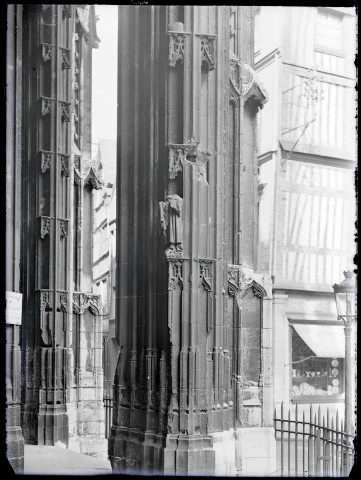Colonnes de l'entrée principale de l'église Saint-Ouen de Rouen (Seine-Maritime).