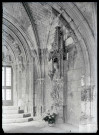 Statue de Vierge et l'enfant et portail de la galerie sud du cloître de l'abbaye Notre-Dame de Fontenelle de Saint-Wandrille-Rançon (Seine-Maritime) représentant le couronnement de la Vierge.