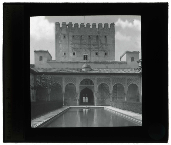 Palais de l'Alhambra à Grenade (Espagne), cour des myrtes et tour de Comares.