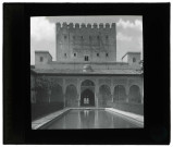 Palais de l'Alhambra à Grenade (Espagne), cour des myrtes et tour de Comares.