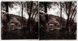 Grange au bord d'un étang dans la campagne normande.