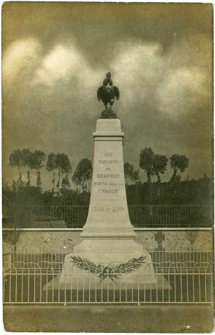 Gravigny. Le Monument aux Morts.