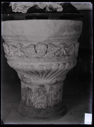 Église de Barquet (Eure), fonts baptismaux.