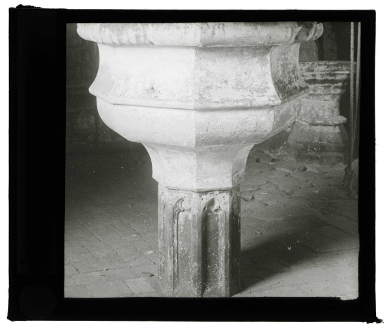 Église de Juignettes (Eure), fonts baptismaux.