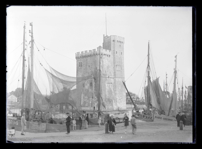 Tour Saint-Nicolas et bateaux de pêche amarrés dans le port de la Rochelle (Charente-Maritime).