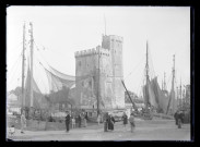 Tour Saint-Nicolas et bateaux de pêche amarrés dans le port de la Rochelle (Charente-Maritime).