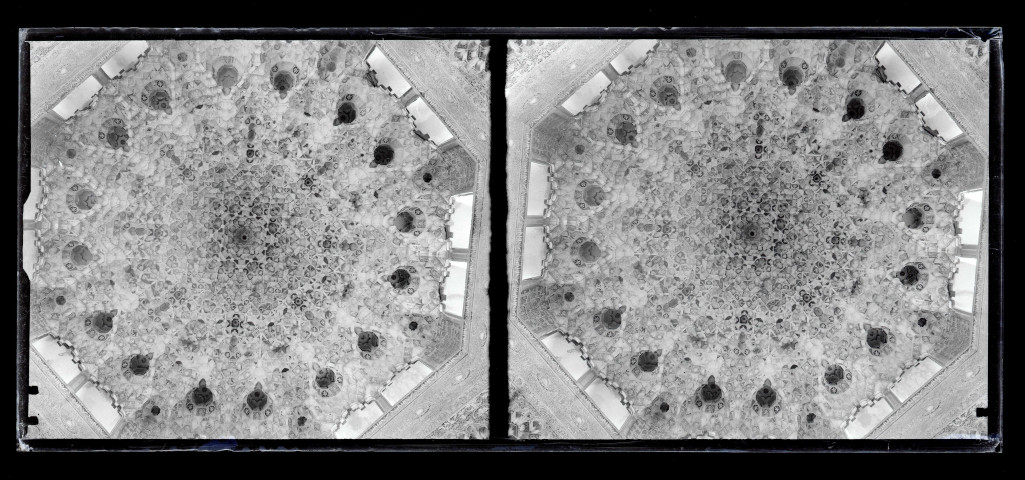 Plafond ornementé.