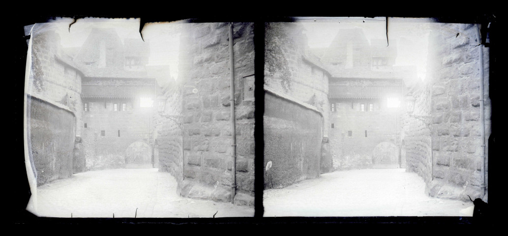 Ruelle de ville fortifiée.