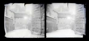Ruelle de ville fortifiée.