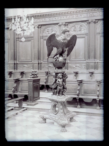 Aigle lutrin en marbre et en bronze de l'église de Saint-Riquier (Somme).