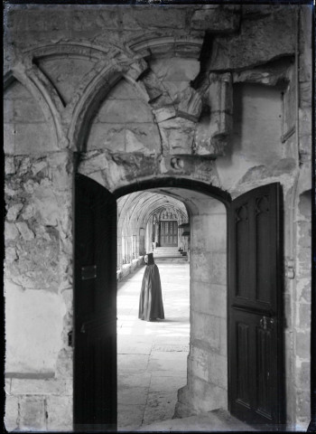 Moine bénédictin dans la galerie du cloître de l'abbaye Notre-Dame de Fontenelle de Saint-Wandrille-Rançon (Seine-Maritime).