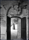 Moine bénédictin dans la galerie du cloître de l'abbaye Notre-Dame de Fontenelle de Saint-Wandrille-Rançon (Seine-Maritime).