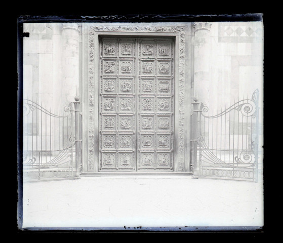 Porte en bois ornementée d'un édifice italien.